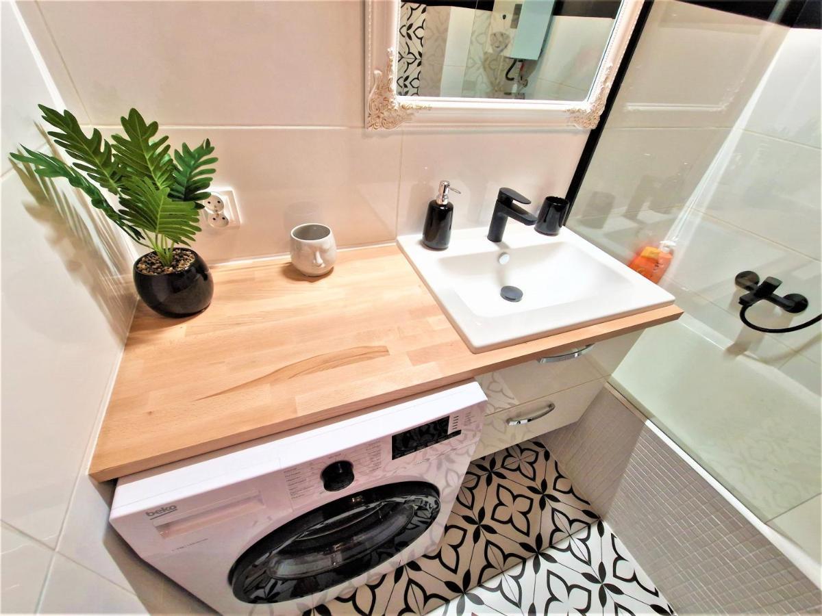 J&W Apartments Swietojanska Rooms Варшава Екстериор снимка