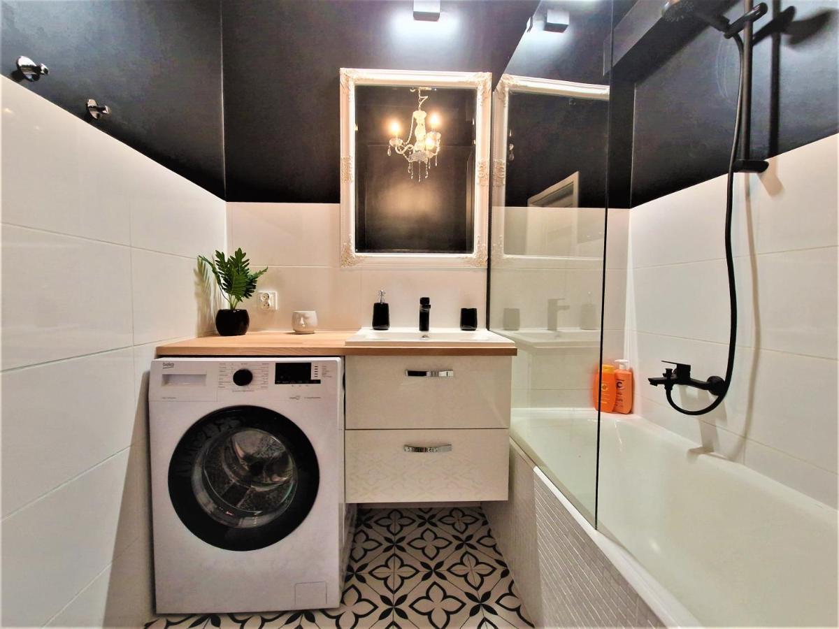 J&W Apartments Swietojanska Rooms Варшава Екстериор снимка