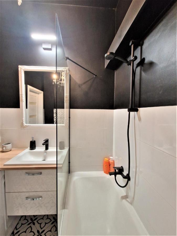 J&W Apartments Swietojanska Rooms Варшава Екстериор снимка