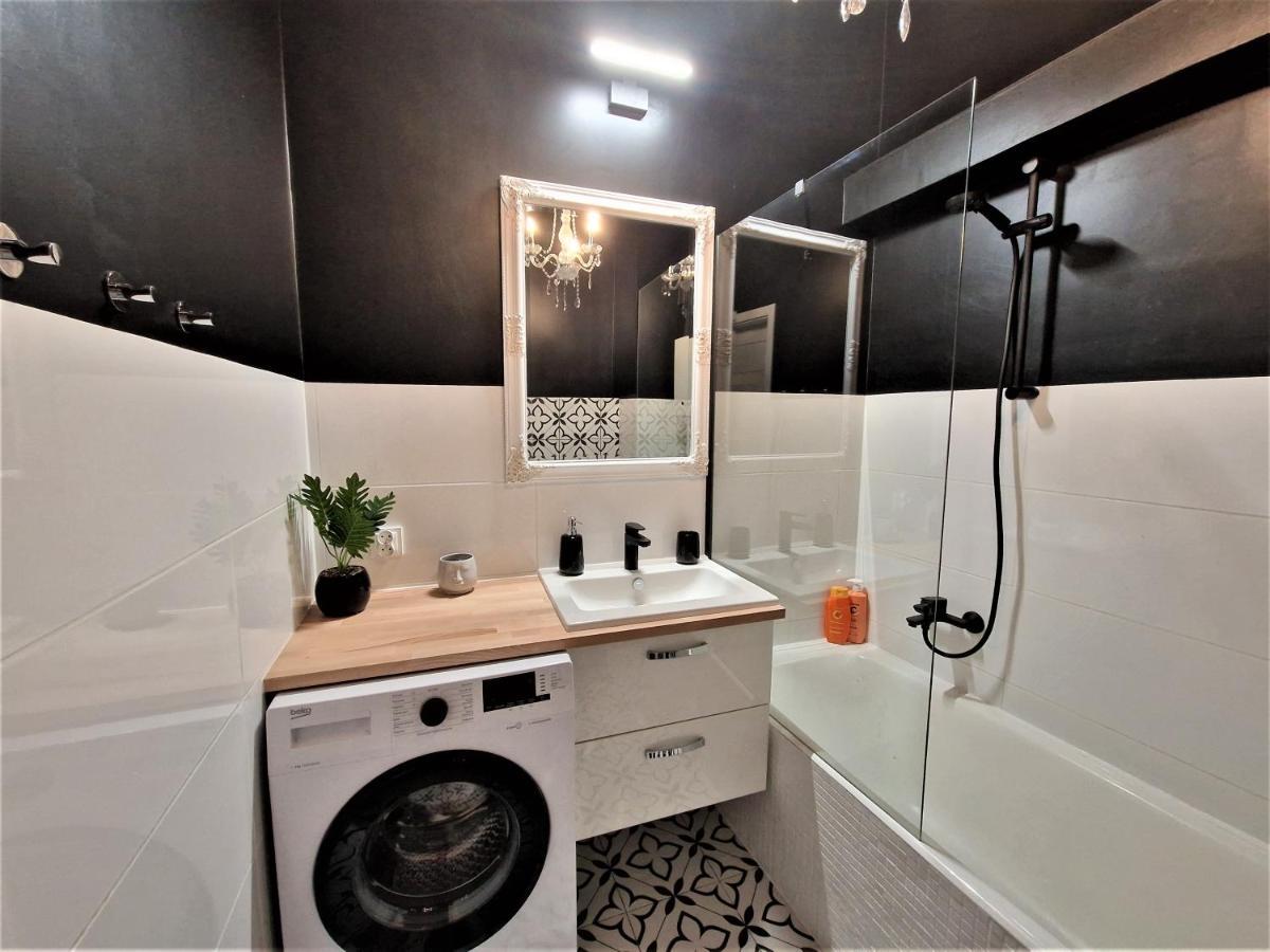 J&W Apartments Swietojanska Rooms Варшава Екстериор снимка